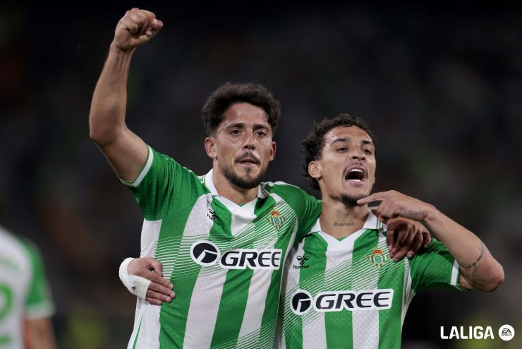 Goal celebration — GREE front-of-shirt in primetime LaLiga broadcast